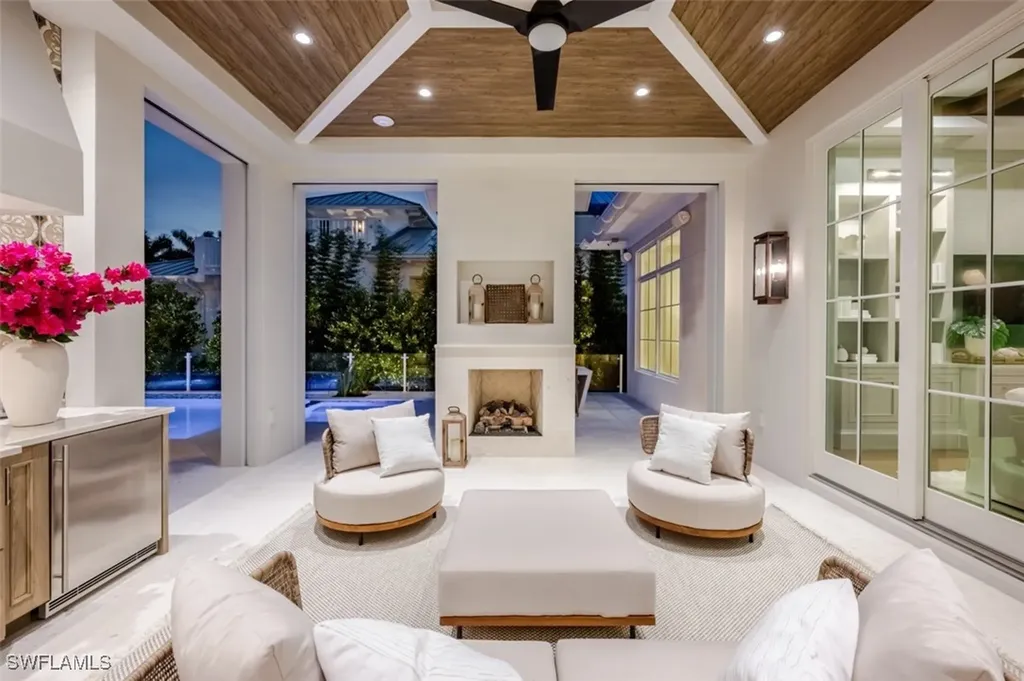 128 1st Avenue S Naples FL 34102