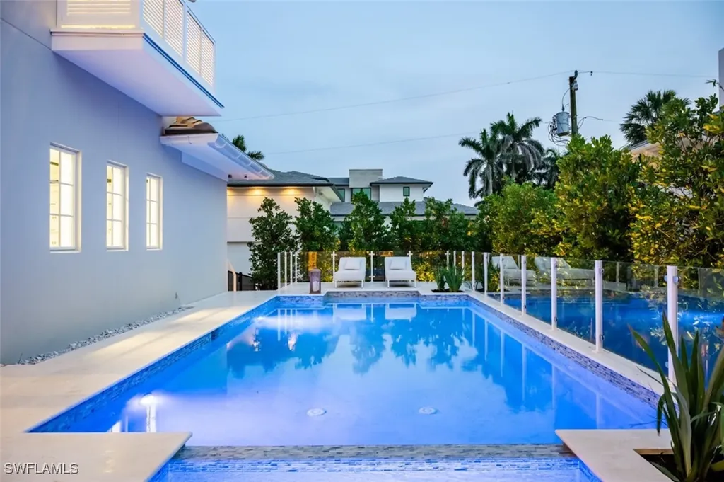 128 1st Avenue S Naples FL 34102