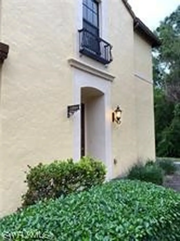 9145 Chula Vista Street Naples FL 34113