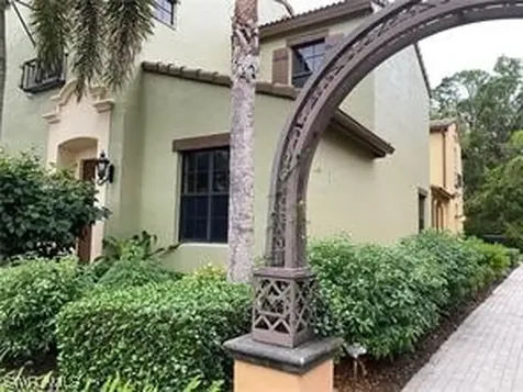9145 Chula Vista Street Naples FL 34113