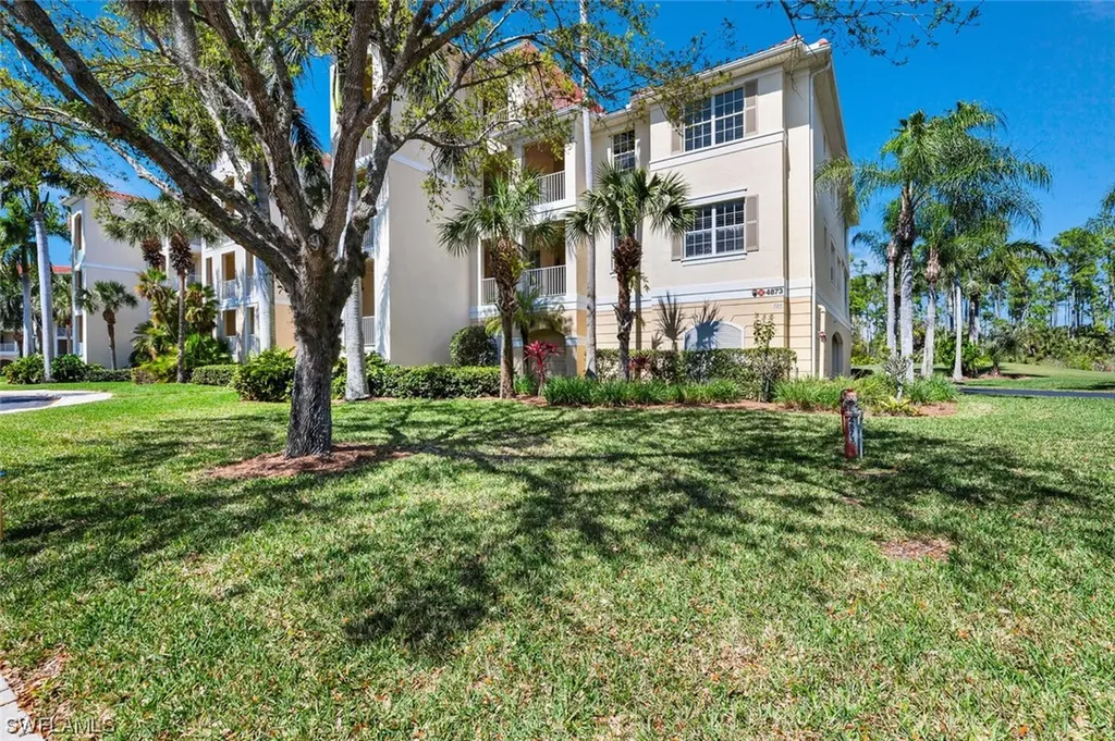 Naples FL, 4873 Hampshire Court, Unit 5-107