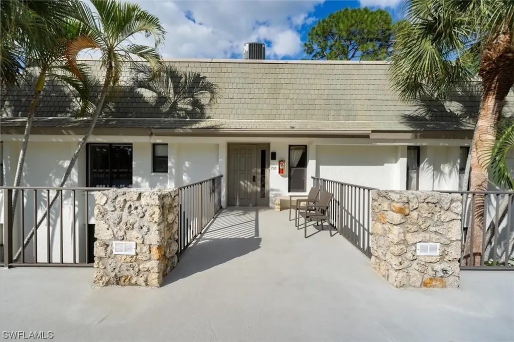 723 Wildwood Lane Naples FL 34105