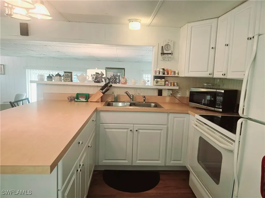 99 Moorhead Manor Naples FL 34112