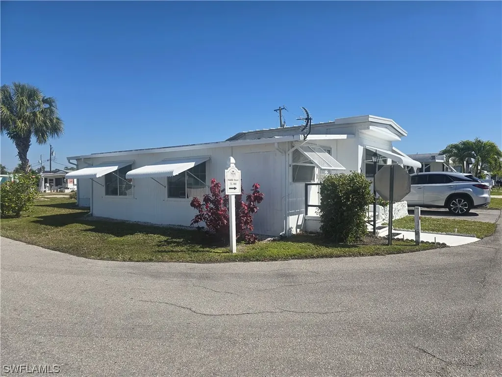 99 Moorhead Manor Naples FL 34112