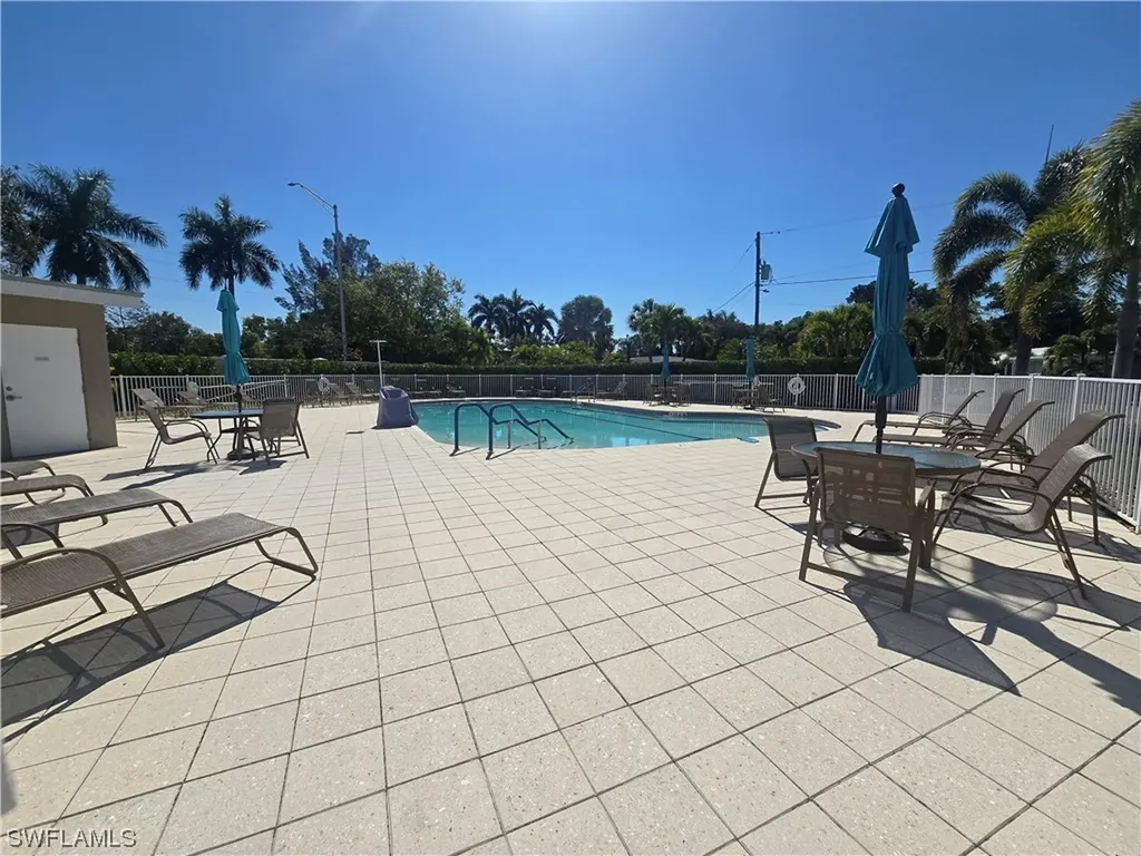 99 Moorhead Manor Naples FL 34112