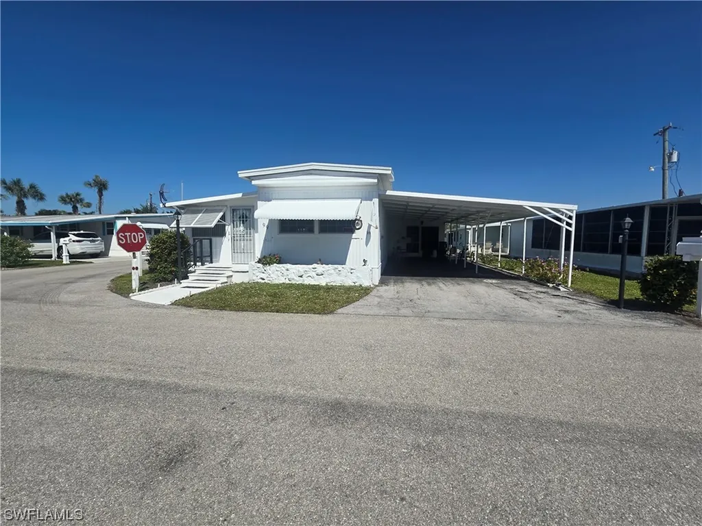 99 Moorhead Manor Naples FL 34112