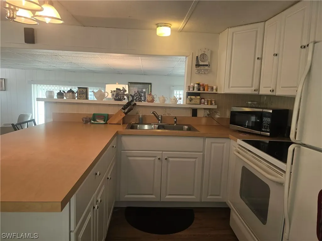 99 Moorhead Manor Naples FL 34112