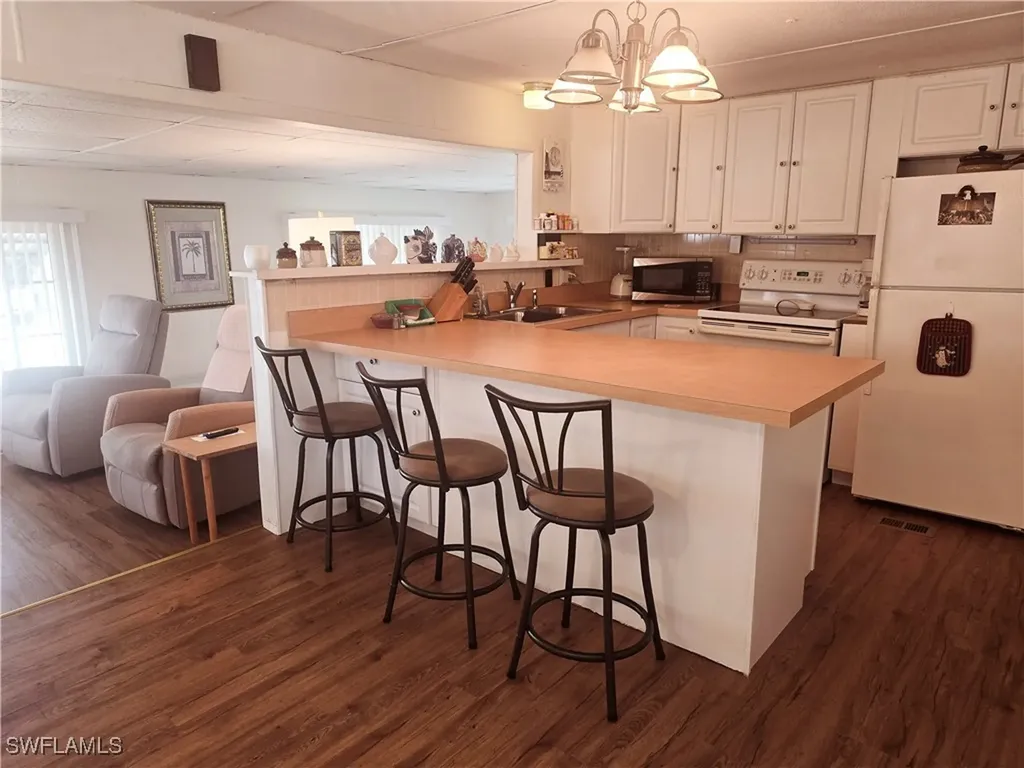 99 Moorhead Manor Naples FL 34112