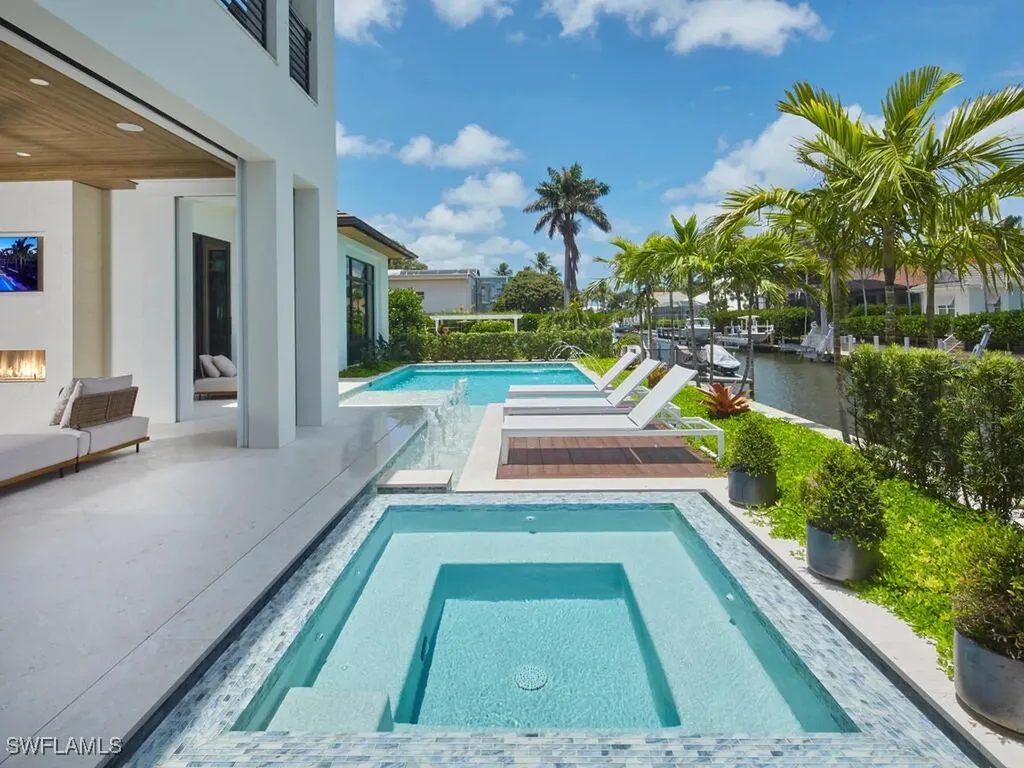 595 16th Avenue S Naples FL 34102