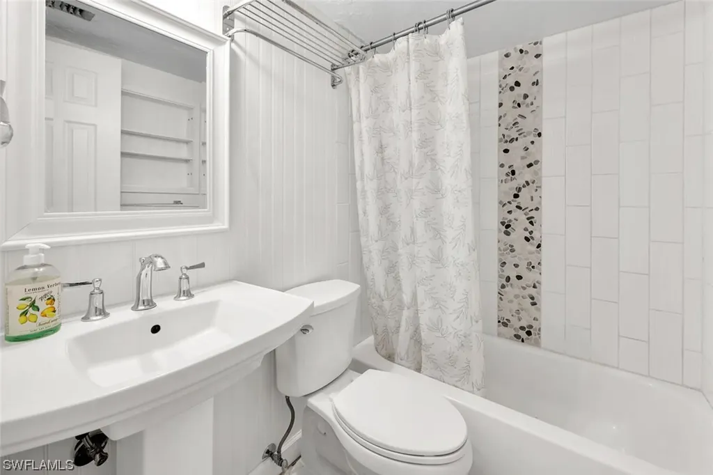 658-662 95th Avenue N Naples FL 34108