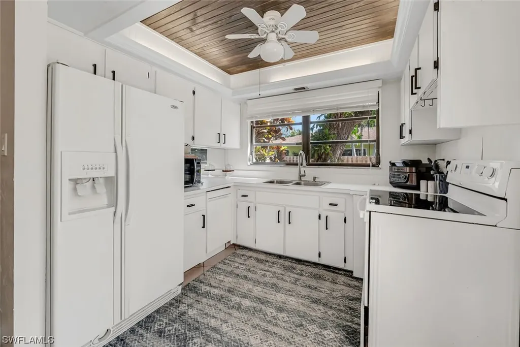 658-662 95th Avenue N Naples FL 34108