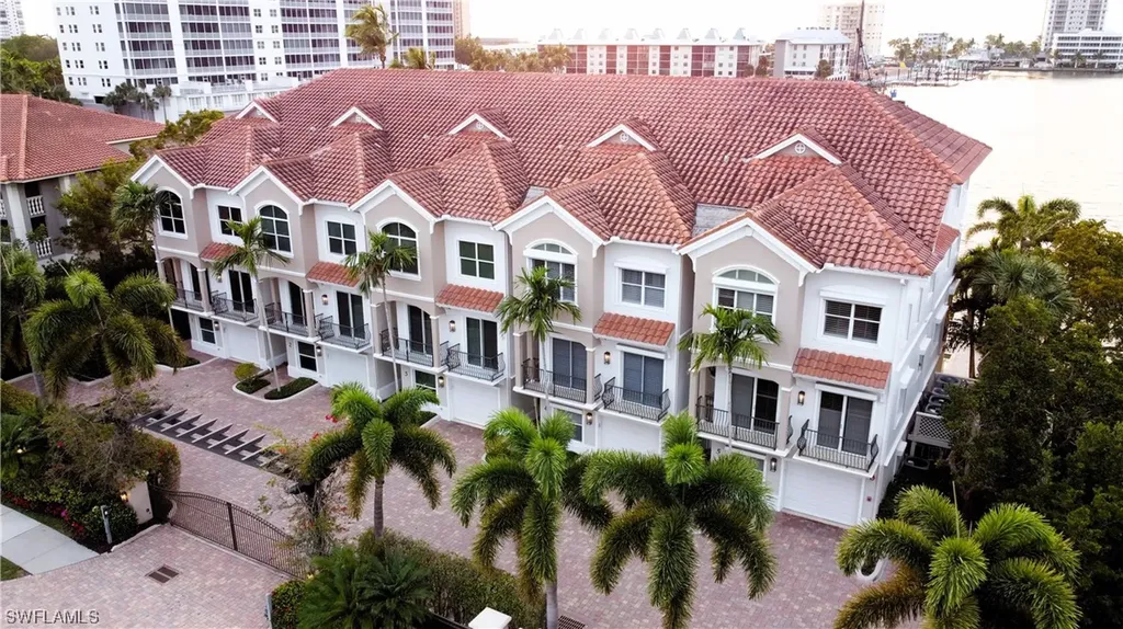 9207 Vanderbilt Drive Naples FL 34108