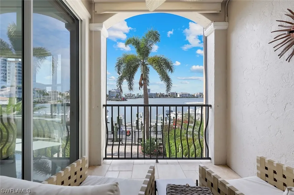 9207 Vanderbilt Drive Naples FL 34108