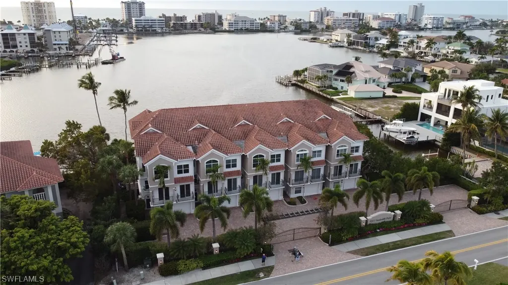 9207 Vanderbilt Drive Naples FL 34108