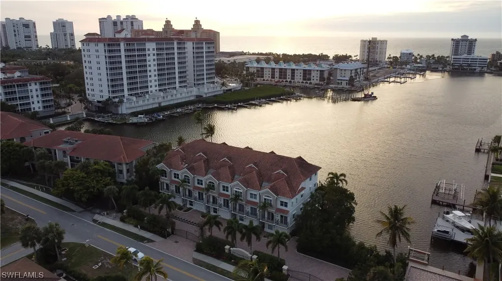 9207 Vanderbilt Drive Naples FL 34108
