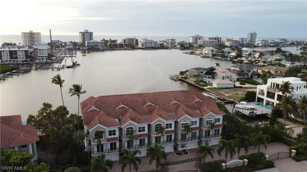 9207 Vanderbilt Drive Naples FL 34108