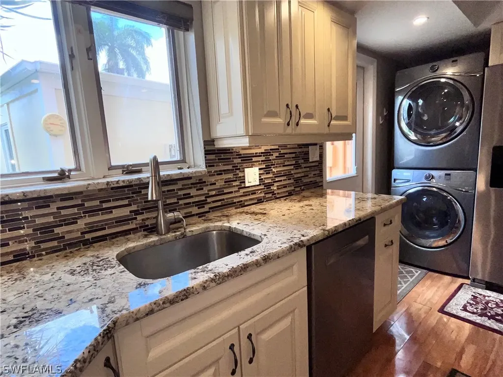 418 Meadowlark Lane Naples FL 34105