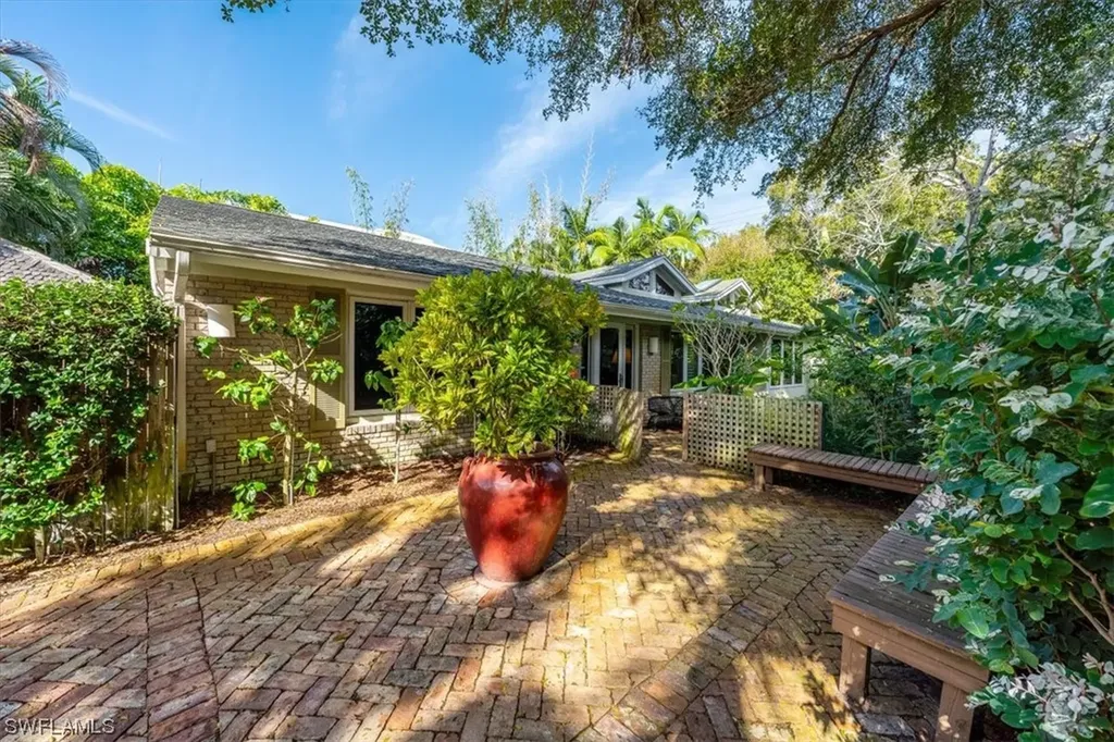 Naples FL, 295 6th Street N