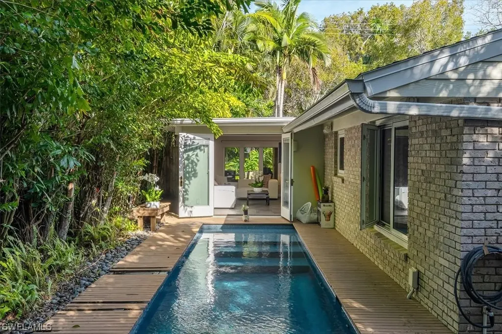 295 6th Street N Naples FL 34102