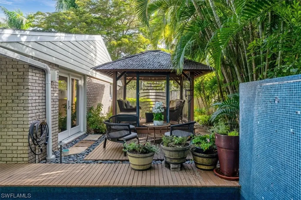 295 6th Street N Naples FL 34102