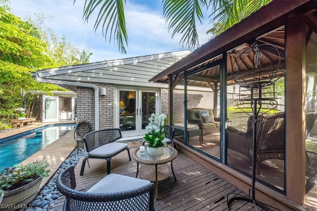 295 6th Street N Naples FL 34102