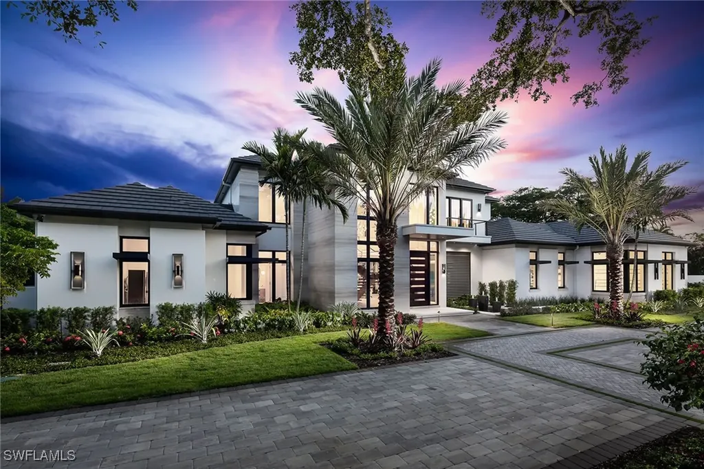 Naples FL, 584 Banyan Boulevard
