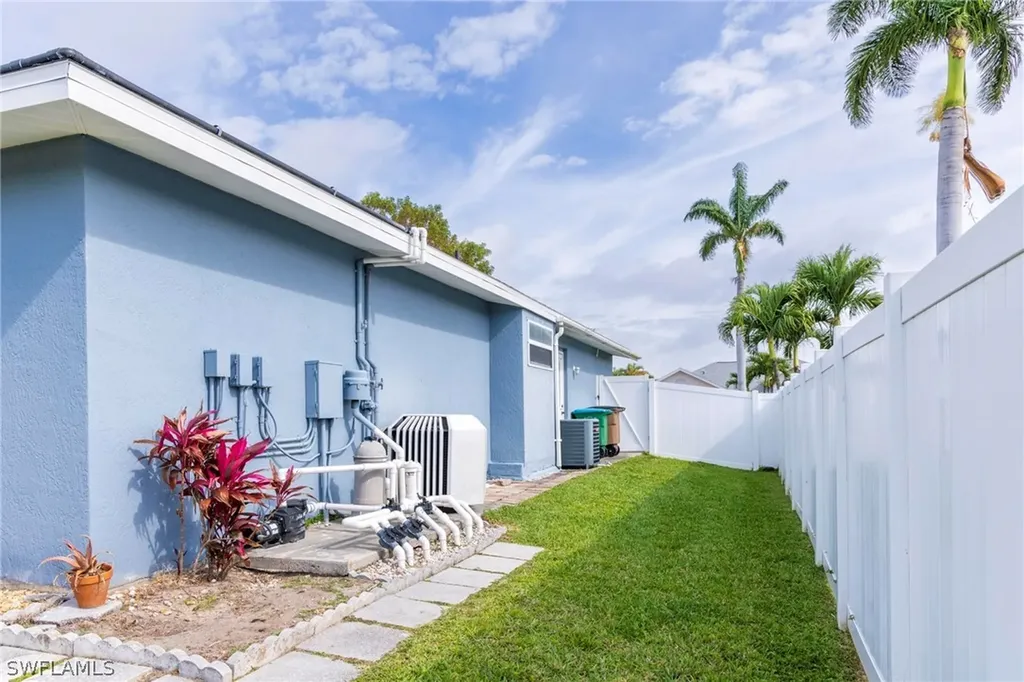 524 SW 27th Terrace Cape Coral FL 33914