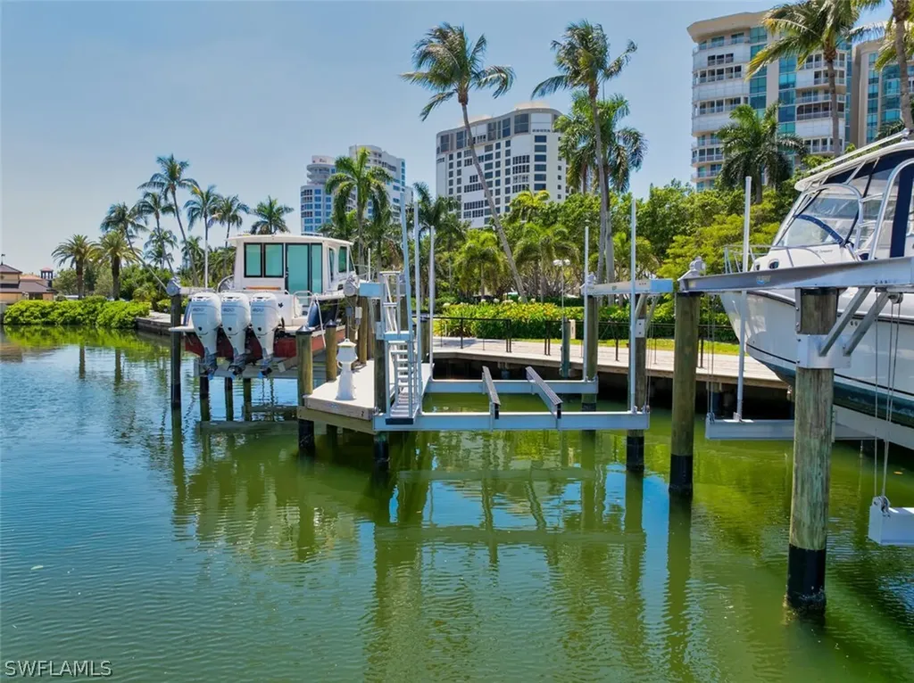 Naples FL, 4450 Gulf Shore Boulevard N