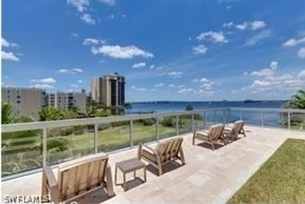 3000 Oasis Grand Boulevard Fort Myers FL 33916