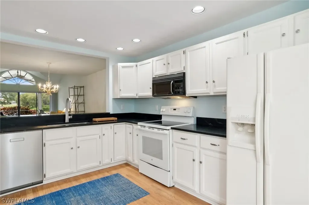 40 Water Oaks Way Naples FL 34105