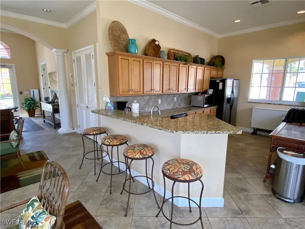 225 Shadroe Cove Circle Cape Coral FL 33991