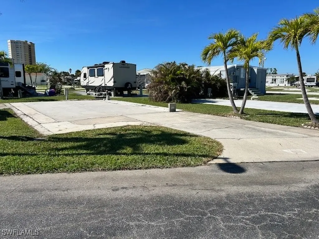 Fort Myers FL, 19681 Summerlin Road 117