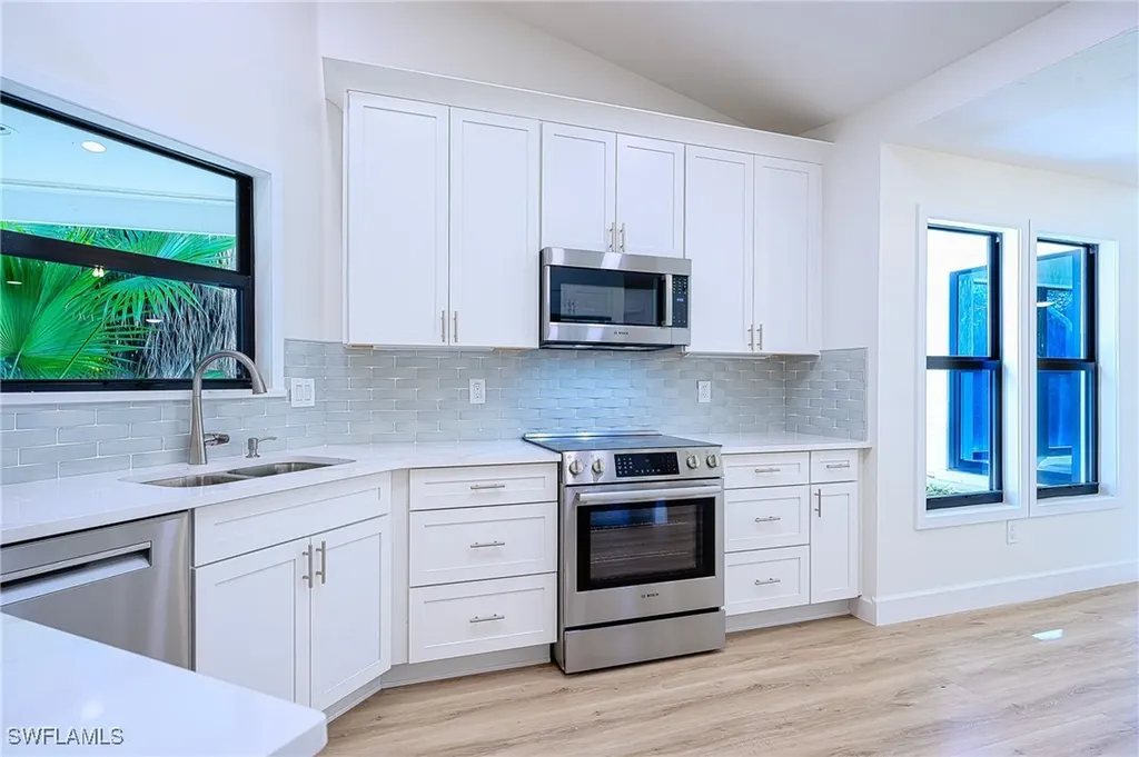 571 Park Shore Drive Naples FL 34103