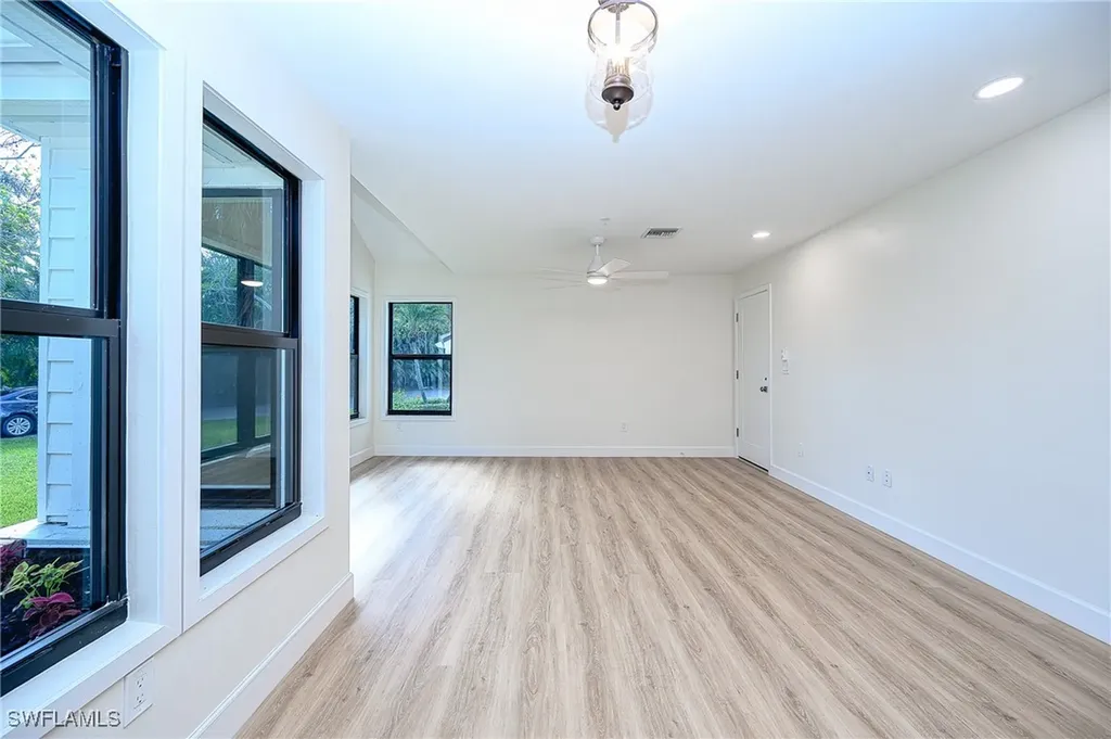 571 Park Shore Drive Naples FL 34103