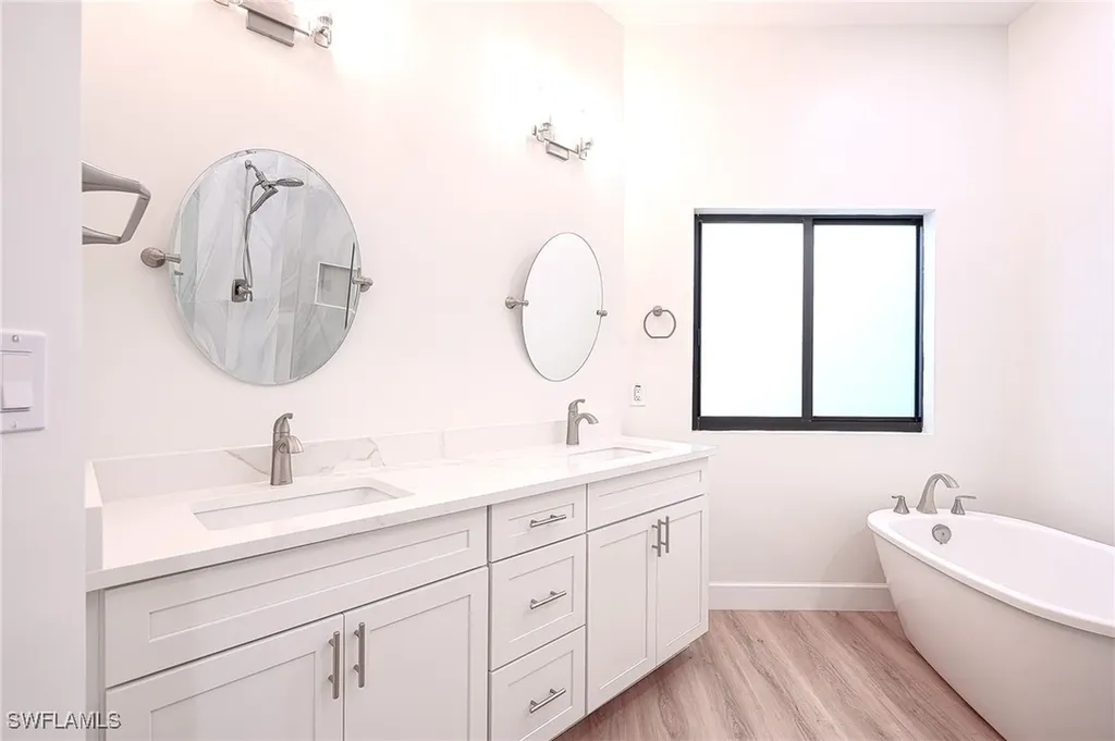 571 Park Shore Drive Naples FL 34103