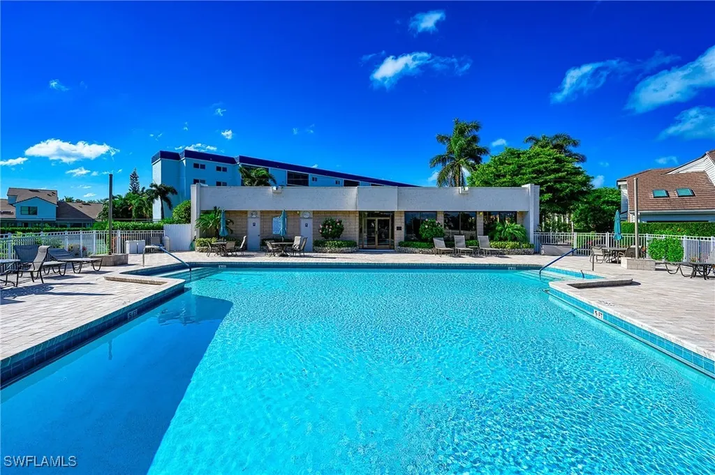 571 Park Shore Drive Naples FL 34103