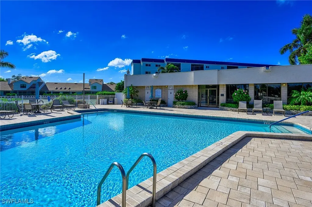 571 Park Shore Drive Naples FL 34103