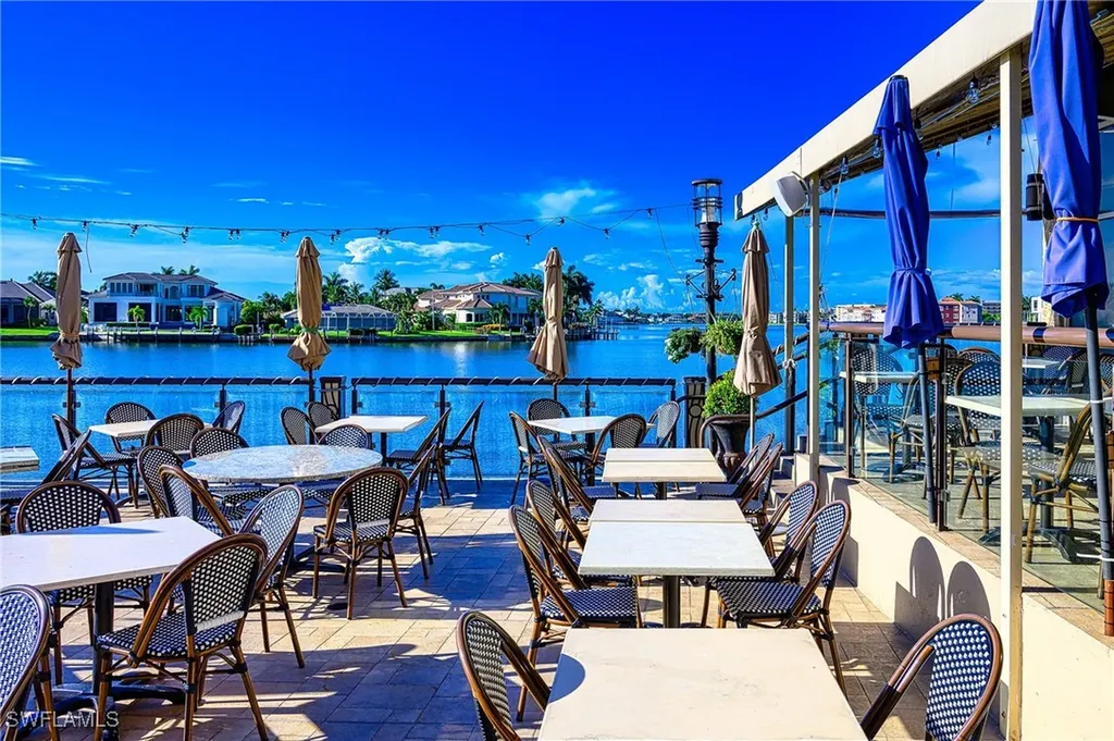 571 Park Shore Drive Naples FL 34103