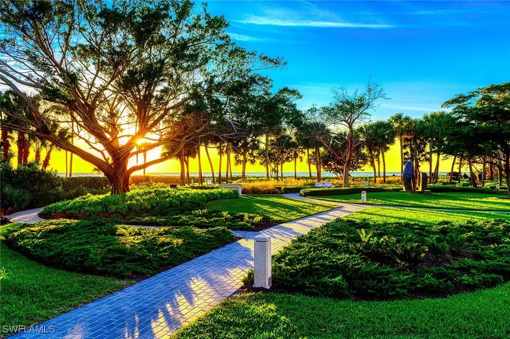 571 Park Shore Drive Naples FL 34103