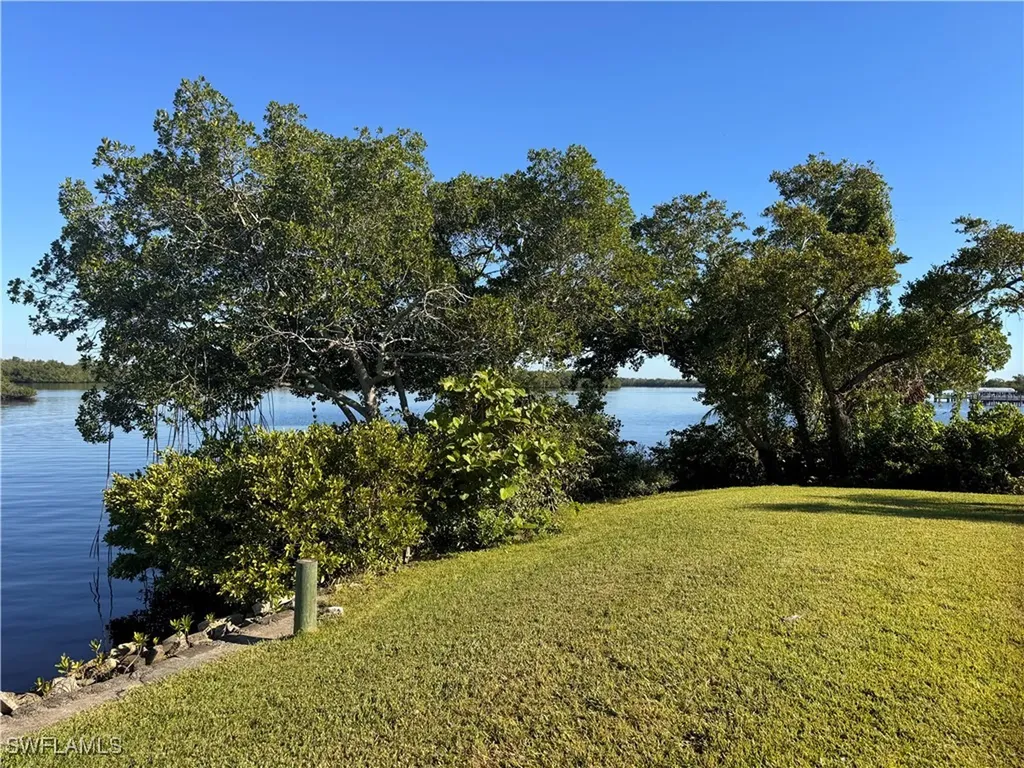 321 Shoreland Drive Fort Myers FL 33905