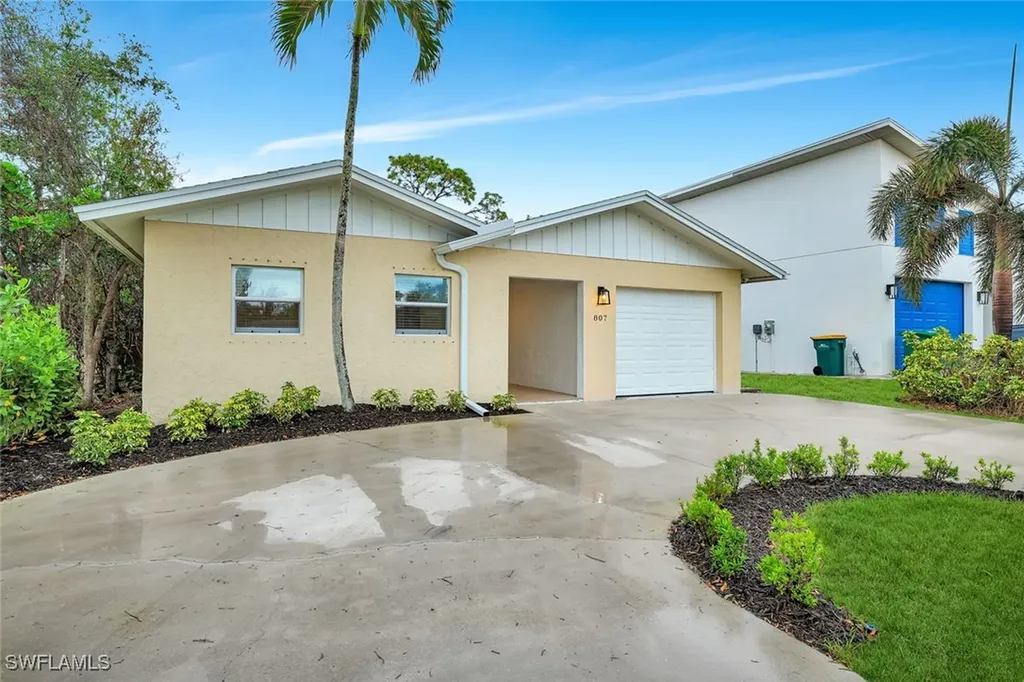 807 108th Avenue N Naples FL 34108