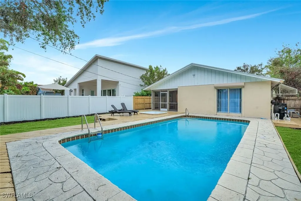 807 108th Avenue N Naples FL 34108
