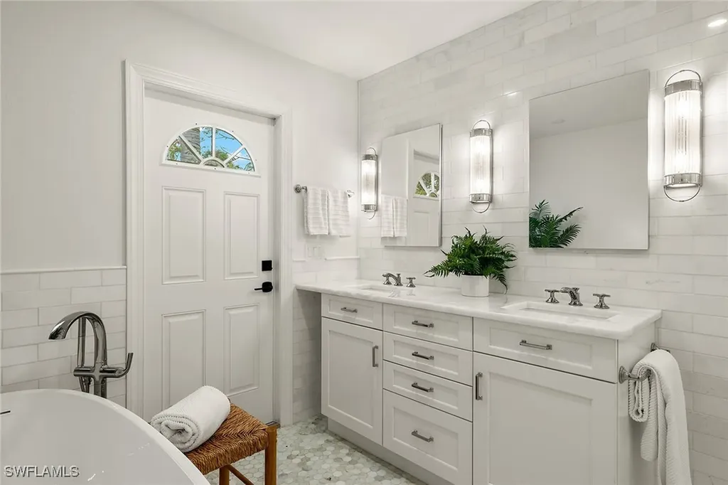 5893 Via Lugano Naples FL 34108