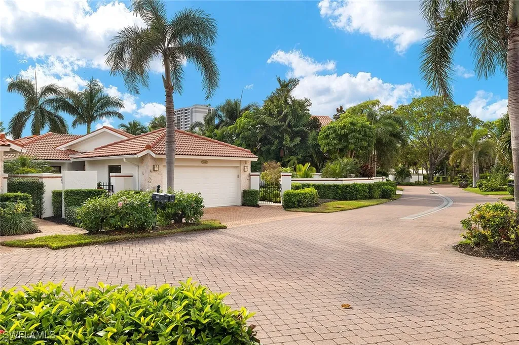 5893 Via Lugano Naples FL 34108