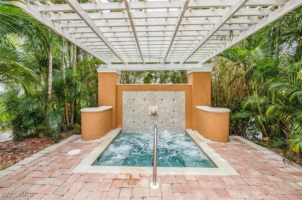 1185 Wildwood Lakes Boulevard Naples FL 34104
