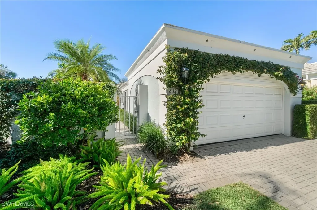 832 Rue Deville Naples FL 34108