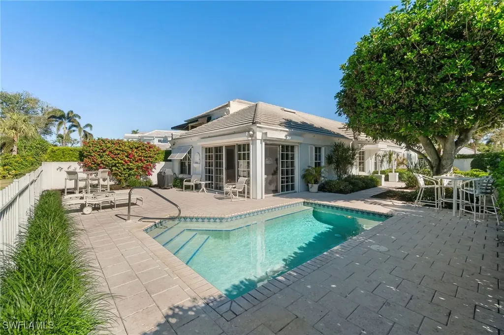 832 Rue Deville Naples FL 34108