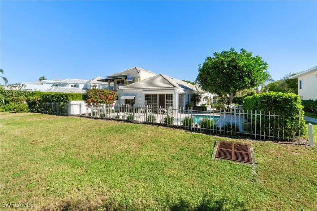 832 Rue Deville Naples FL 34108