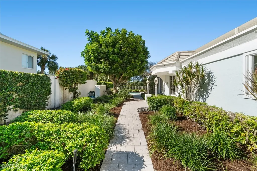 832 Rue Deville Naples FL 34108