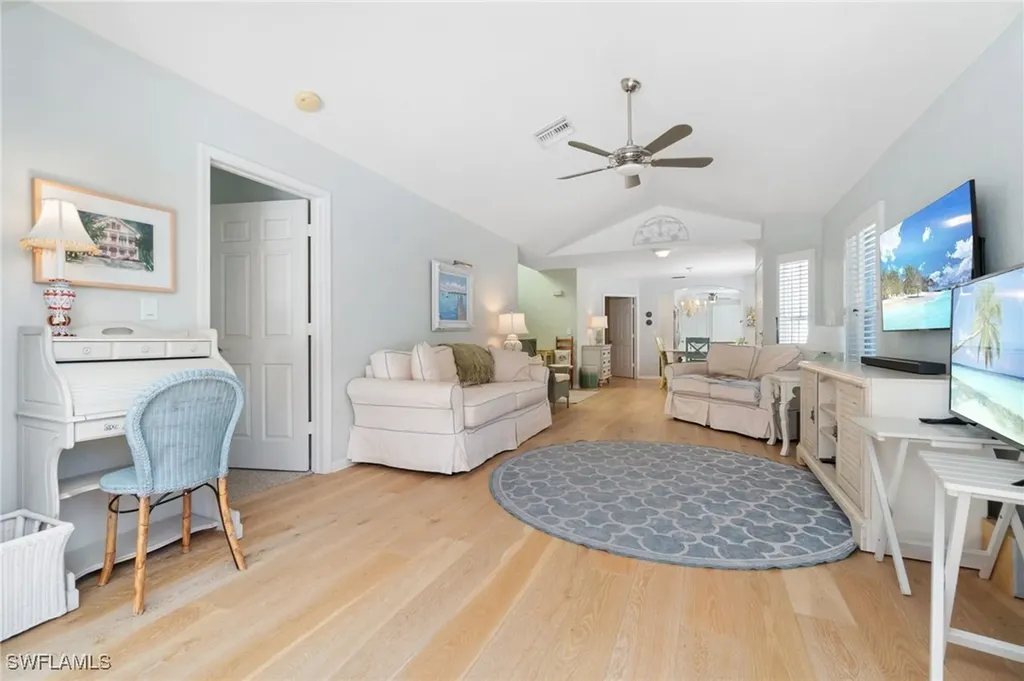 832 Rue Deville Naples FL 34108